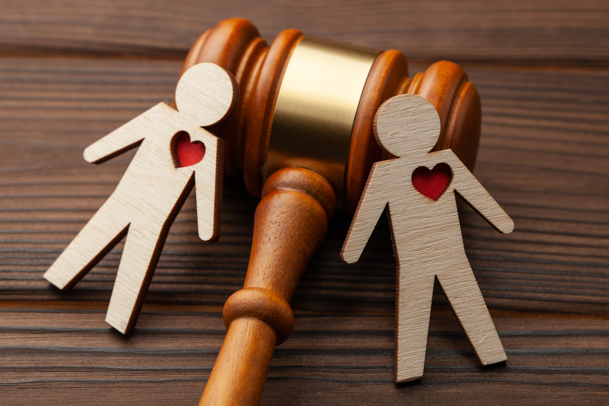 Wooden figures, gavel: relationship breakup