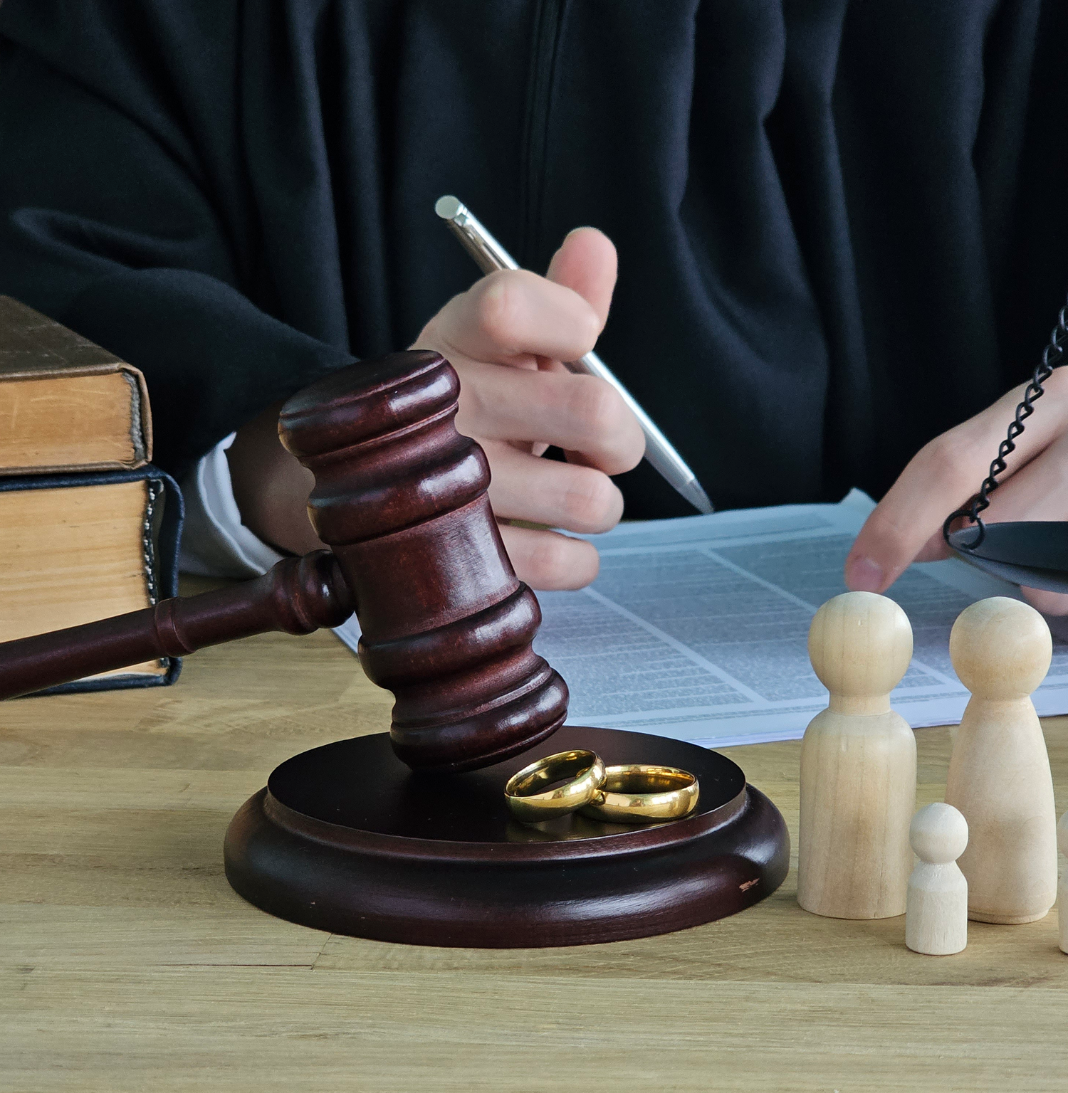 Divorce court: judge, gavel, rings, family figures.