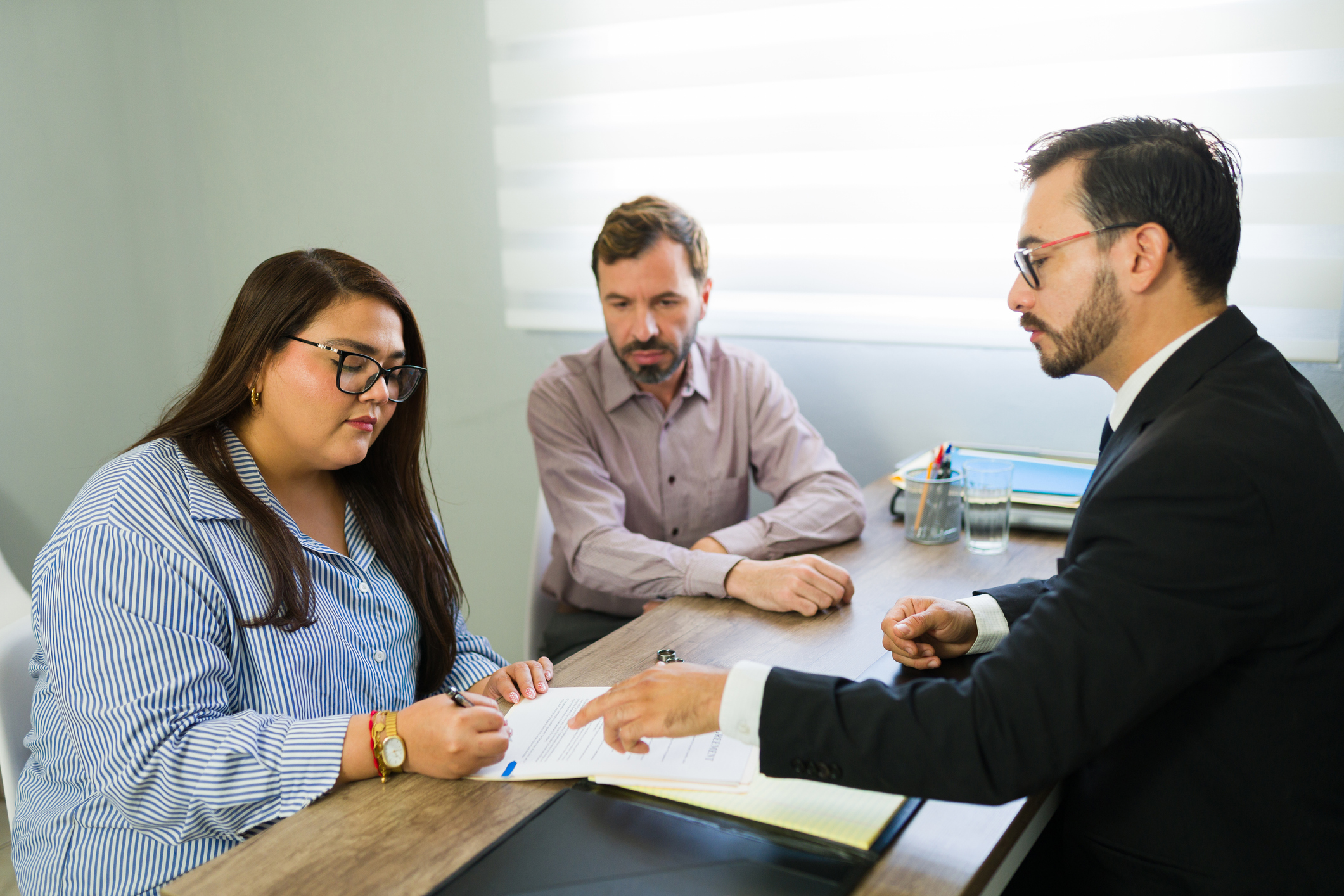 Client signing contract with legal advisor